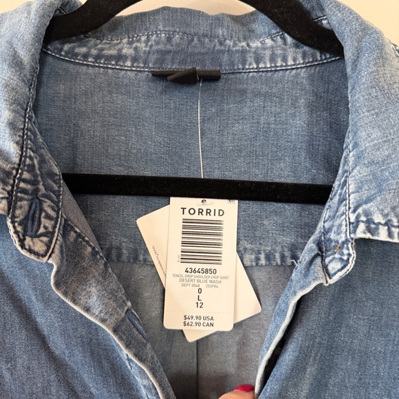 NWT Torrid Size 0/L Blue Chambray Short Sleeve Button Down Shirt Rolled Sleeves - Picture 3 of 5